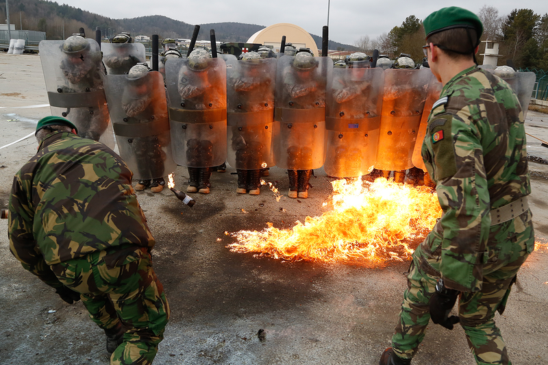 Illustration for article titled These Photos Of Soldiers Executing Fire Phobia Training Will Terrify You